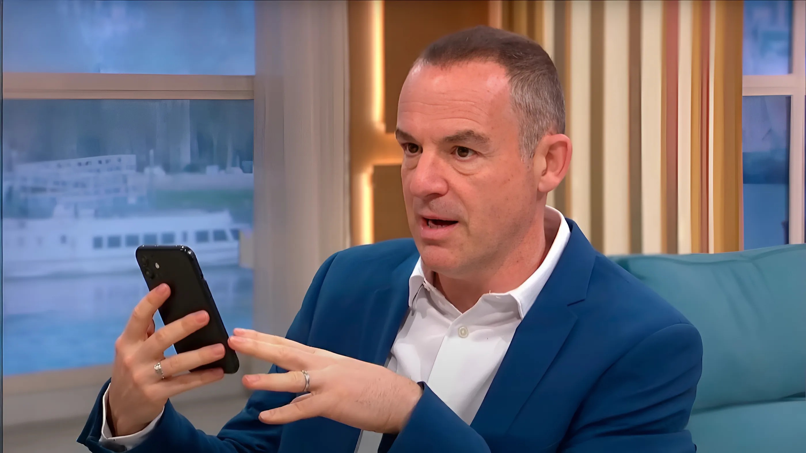 Martin took Cat’s phone, signed up on the platform, waited for a call from a specialist to verify the account and complete the deposit